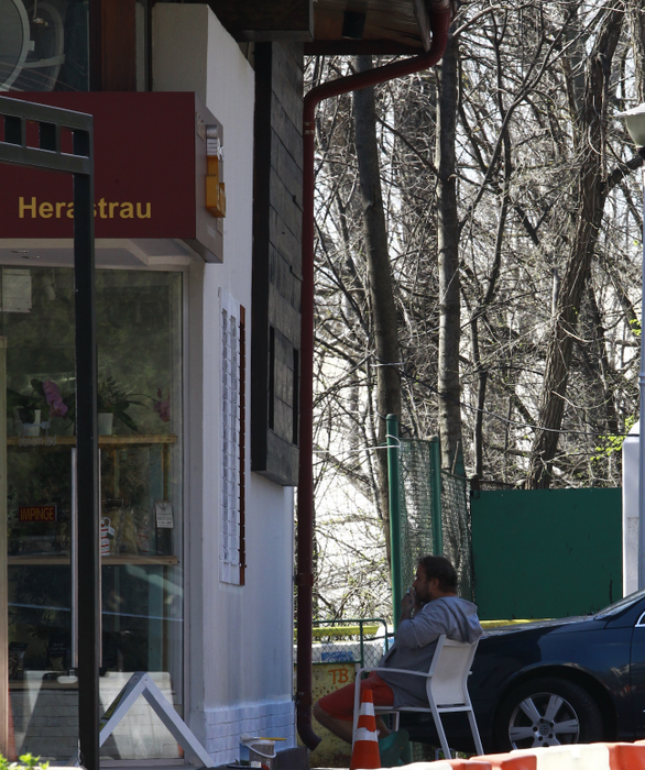 Fiul lui Adrian Petrache zugrăveşte faţada restauranului pe care tatăl lui i l-a lăsat în grijă.
