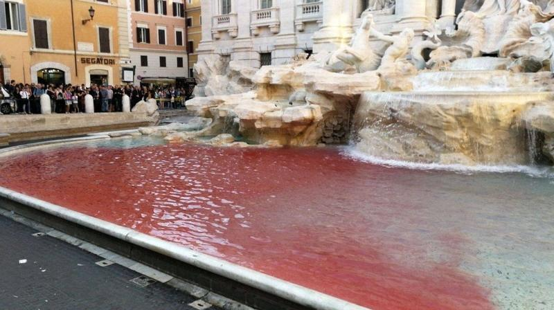 Fontana di Trevi, vandalizată după ce un bărbat a turnat vopsea roşie în apă!