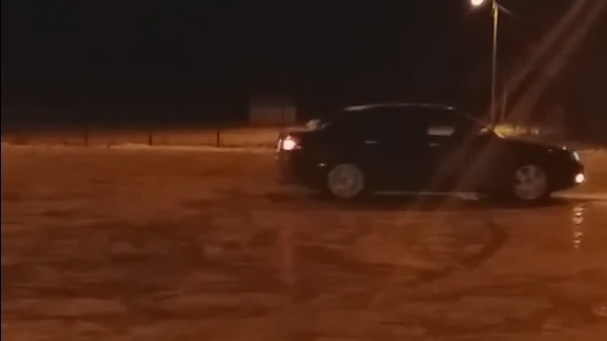 Acesta e noul „sport de sezon“ din Buzău! Mai mulţi şoferi s-au filmat când făceau drifturi prin zăpadă, iar imaginile au ajuns rapid pe Internet