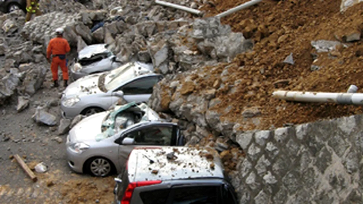 15 masini s-au ciocnit violent in urma unui cutremur de 5,3 grade, in China