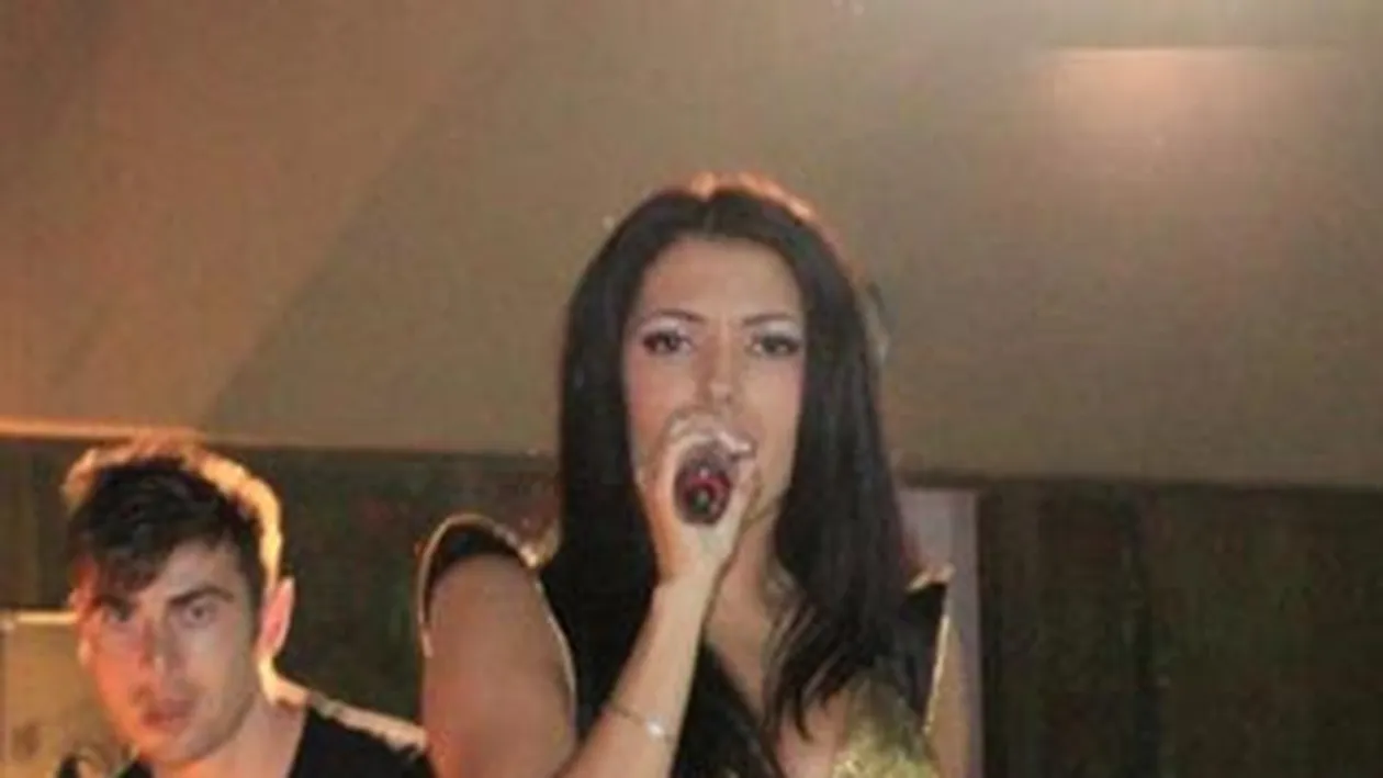 Era si timpul! Celia a renuntat la body-ul negru si dresul cu model pentru o noua tinuta de scena! Vezi cum s-a reinventat