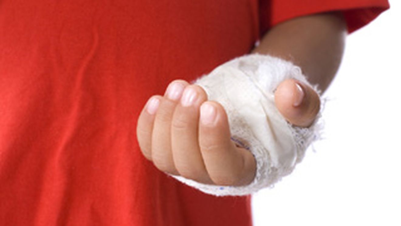 VIDEO Copil grav ranit dupa ce i-a explodat o petarda in mana