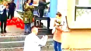 VIDEO emoționant. Cerere în căsătorie la coadă la covrigi. Modul original în care un craiovean și-a cerut iubita de soție în fața a zeci de oameni