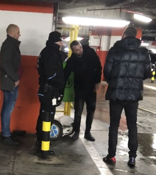 Mega-scandal în parcarea mall-ului între bodyguarzi și un șmecheraș cu Mercedes