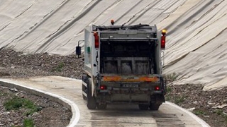 30 de masini pline cu gunoi au fost blocate de lucratori la poarta rampei din Dambovita!