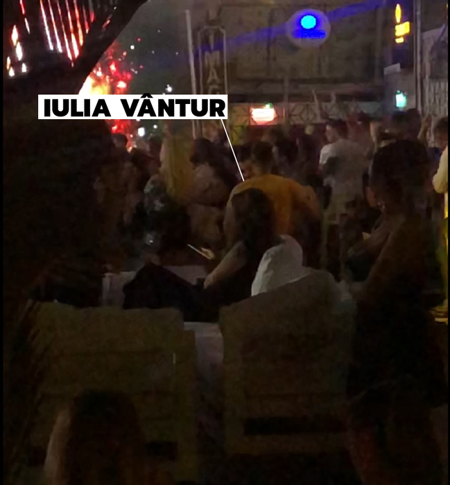 Iulia Vântur a butonat telefonul aprope toată noaptea