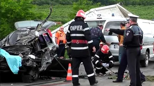 Accident rutier grav cu 13 victime, după ce un microbuz a fost lovit violent de o autoutilitară