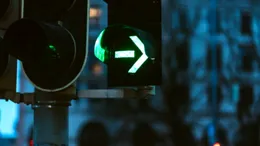 Reguli și obligații în 2026 la semaforul verde intermitent la dreapta. În ce situații se reține permisul de conducere