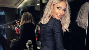 Bianca Drăguşanu, surprinsă fără mască în avion. Ce riscă să păţească blondina