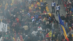 Cu capetele sparte! Suporteri ai echipei naţionale bătuţi de stewarzi din cauza unui banner împotriva lui Mircea Sandu