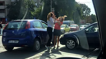 Imagini halucinante! Doua soferite s-au luat la bataie in mijlocul unui bulevard din Bucuresti!