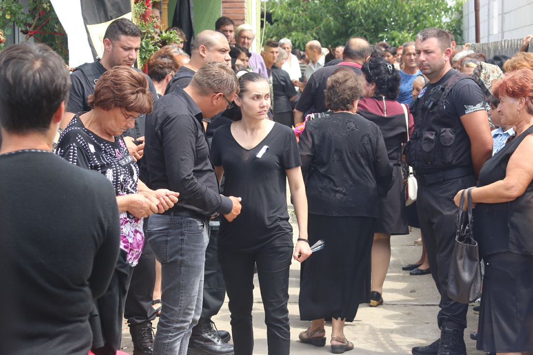 Imagini unice! Ce nu s-a văzut la înmormântarea Denisei