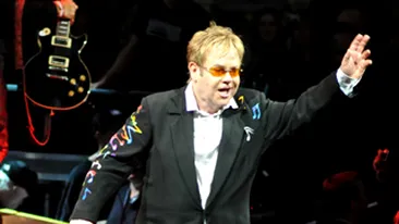 Elton John, indragostit de pantofii colorati! Vezi aici ce incaltari inedite a purtat de-a lungul anilor