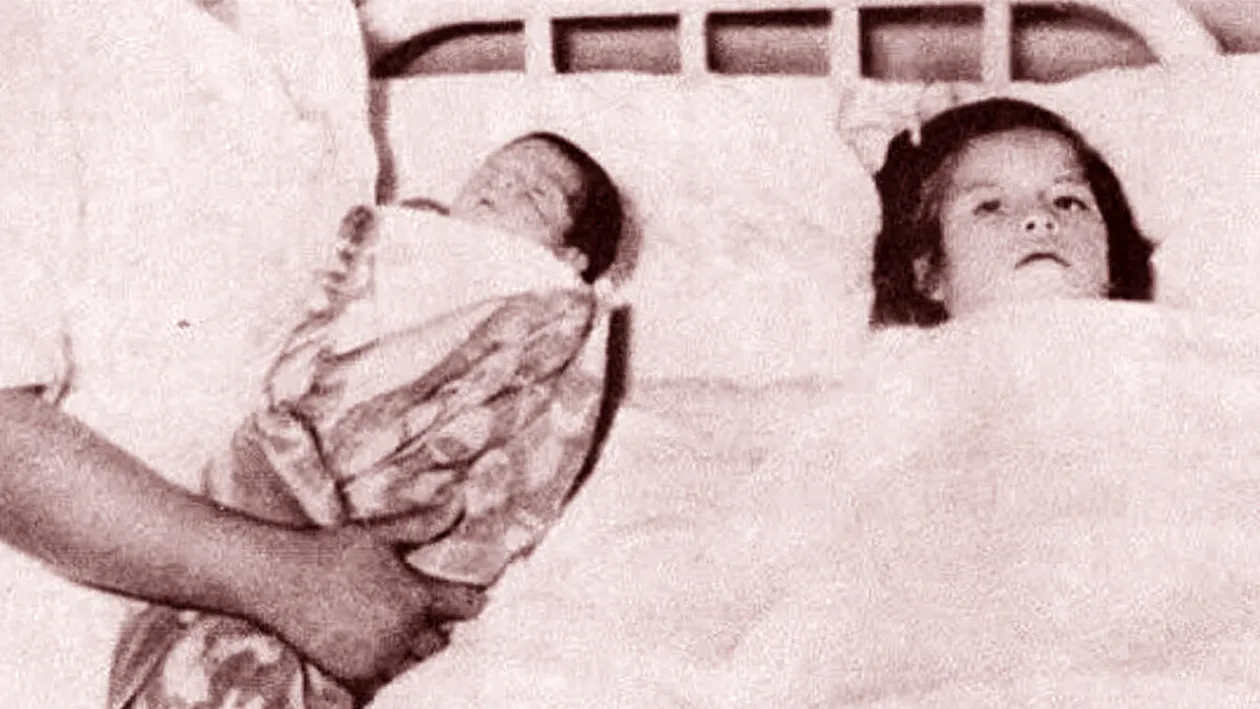 Fetița din imagine a devenit mămică la doar 5 ani. Oare cine este tatăl copilului?