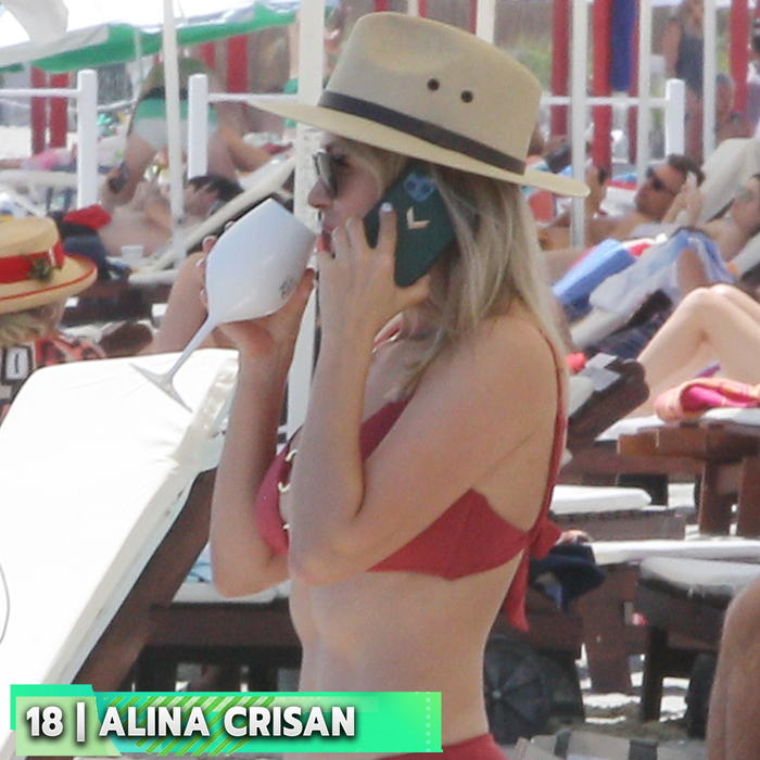 Top 30 sexy-vedete în genunchi la plajă. Pe ce locuri se clasează Emily Burghelea, Florentina Raiciu, Delia și Andreea Bănică
