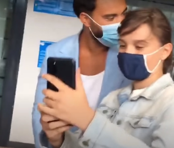 Imagini emoționante. Cum a fost întâmpinat Jador pe aeroport, la întoarcerea în România – mama lui a plâns în hohote!