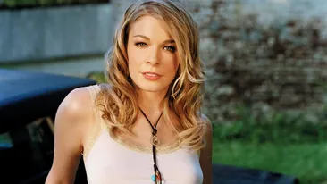 Ups! Îmbrăcată la patru ace şi tot a avut o scăpare! LeAnn Rimes, cu sfârcul la vedere, i-a năucit pe toţi!