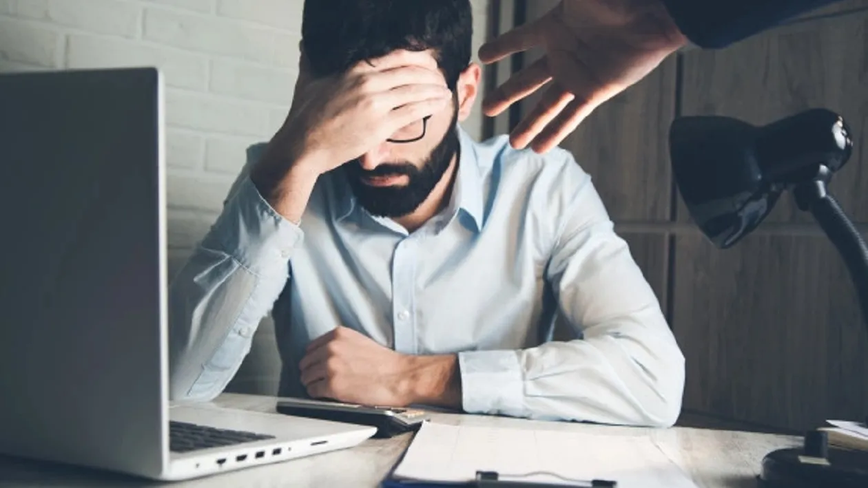 Bancul zilei | Angajatul: Șefu`, m-ați chemat? Șeful: Da, du-te repede la baie și...Continuarea întrece orice imaginație!