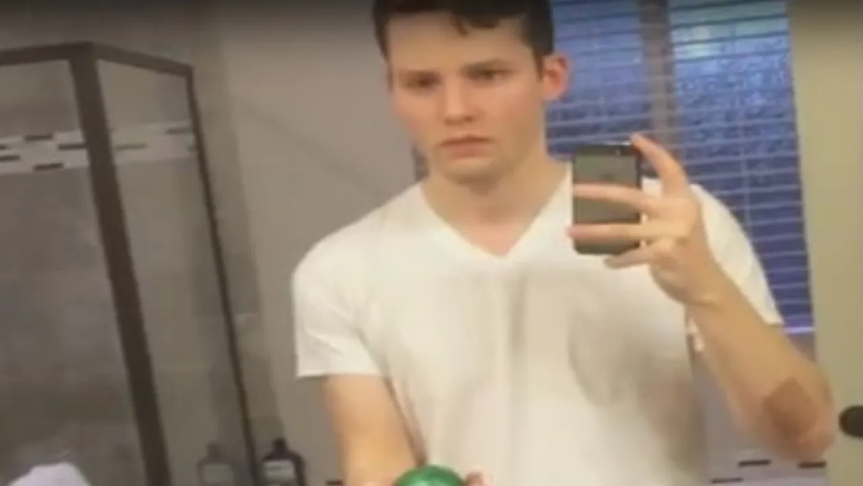 VIDEO - Această iluzie optică te va lăsa fără cuvinte.  Un bărbat face o minge să treacă printr-o oglindă 