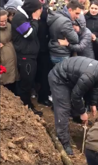 Imagini de la înmormântarea mamei din Timiș cu 18 copii! E cutremurător ce s-a întâmplat când au băgat-o pe Lidia în groapă. VIDEO