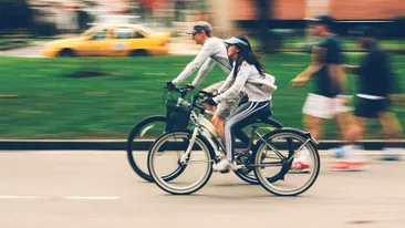 Despăgubire uriașă pentru un biciclist care s-a accidentat grav din cauza unei gropi nesemnalizate. Câți bani trebuie să-i dea Administrația Străzilor din București