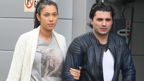 Pepe nu poarta verigheta, dar sotia i-a pus bodyguard! Vezi aici cine este barbatul care a devenit "umbra" cantaretului!
