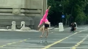 Ce făcea această tânără la ora 8 dimineaţa, în faţa Arcului de Triumf. Trecătorii au crezut că nu văd bine| FOTO şi VIDEO