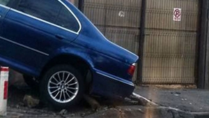 Imagini realizate in aceasta dimineata, in Bucuresti! A incercat sa scape de trafic si s-a trezit intr-un... gard!