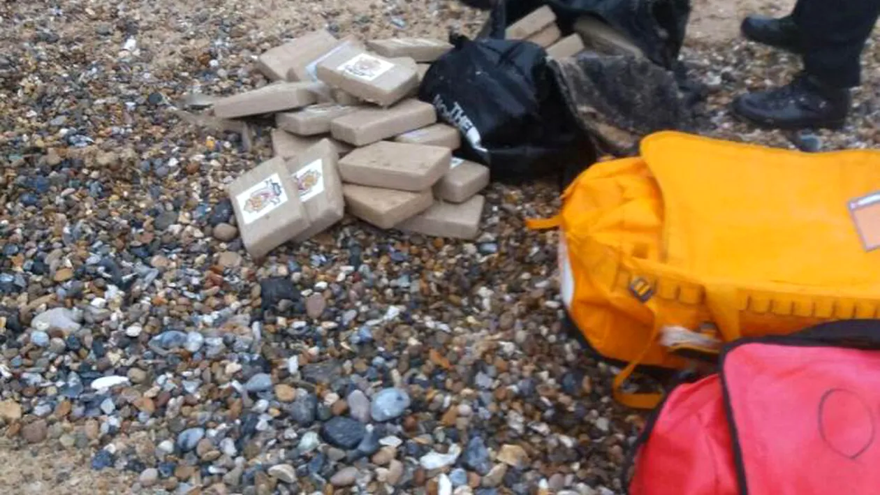 O cantitate record de 360 de kilograme de cocaină a fost găsită pe o plajă din Anglia! Valoarea acesteia e estimată la 60 de milioane de euro