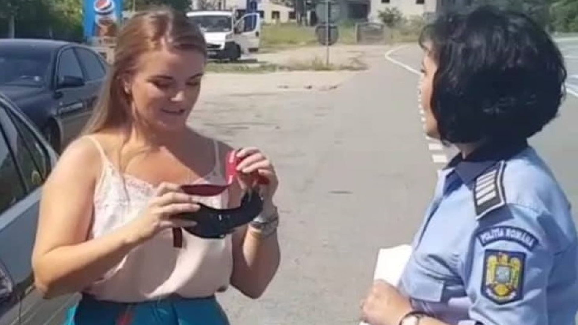 VIDEO. O cunoscută cântăreaţă de muzică populară a fost testată în trafic cu ochelarii pentru simularea consumului de alcool