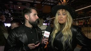 Cum arăta blondina Tania Budi acum 20 de ani! Poza pe care ar vrea să o șteargă de pe internet: cu vulturul pe maieu, în epoca în care Mamaia se visa America!