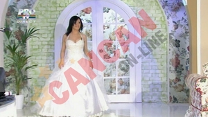 Supertare! Moculeasca, mireasa lui Guta! Mariana a imbracat o rochie creata de designerul manelist