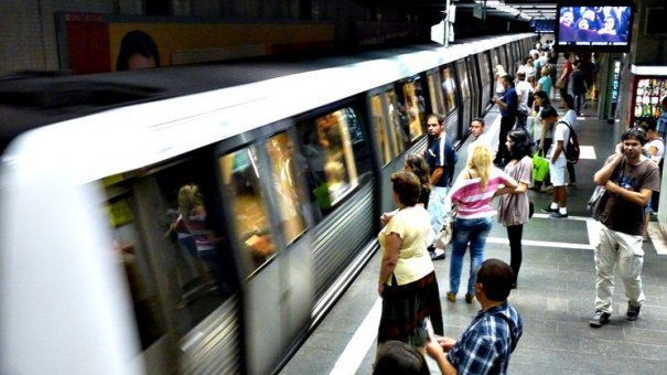 Sinucidere şocantă la metrou! Un bărbat se plimba pe şine la staţia Unirii