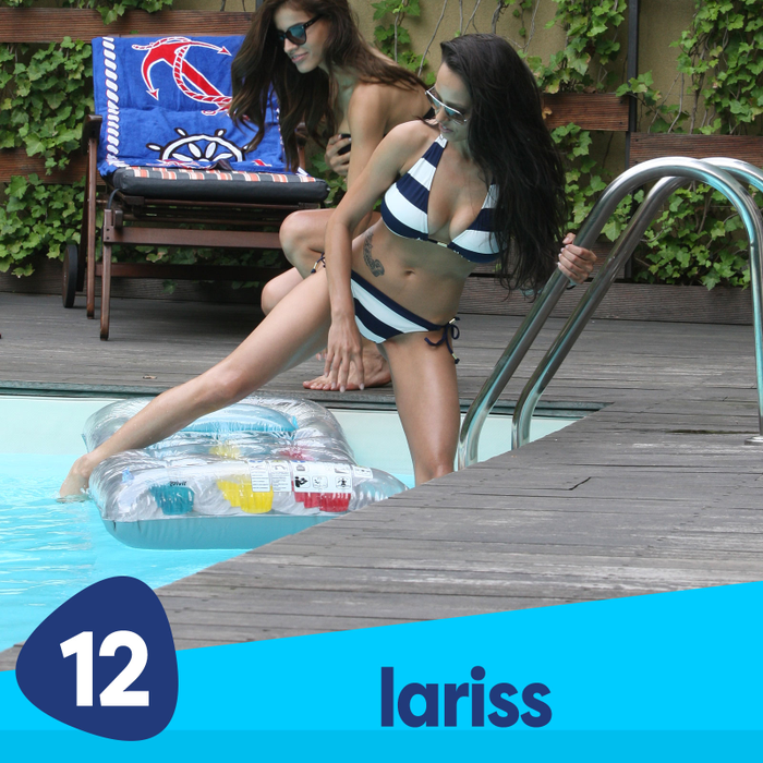 Lariss, sexy și jucăușă la plajă