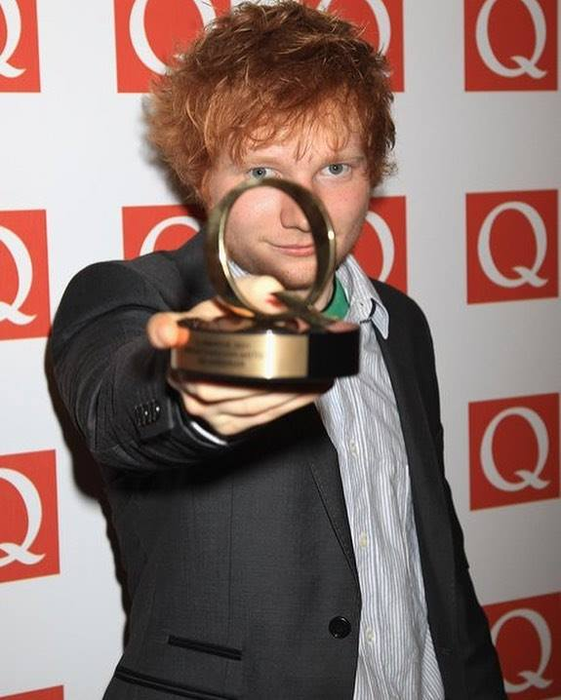 Ed Sheeran a cumpărat toate proprietăţile din jurul casei sale! Motivul este incredibil