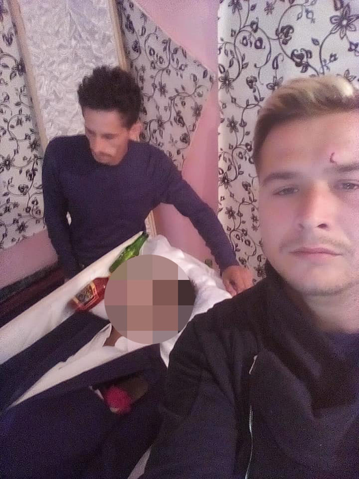 Live-ul de la priveghi care a îngrozit România! A umplut coșciugul cu bere si coniac, iar ce a urmat întrece orice imaginație! Atenție, imagini halucinante!