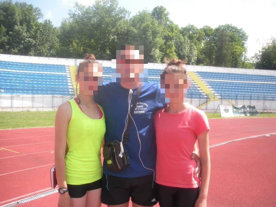 Profesorul acuzat că şi-ar fi hărţuit sexual elevele se mândrea cu pozele în care apărea, în ipostaze apropiate, alături de adolescente