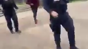 Scandal în plină stradă între un cetățean și jandarmi. “O să fie război! Ieșim cu topoarele pe stradă!” De unde a pornit conflictul