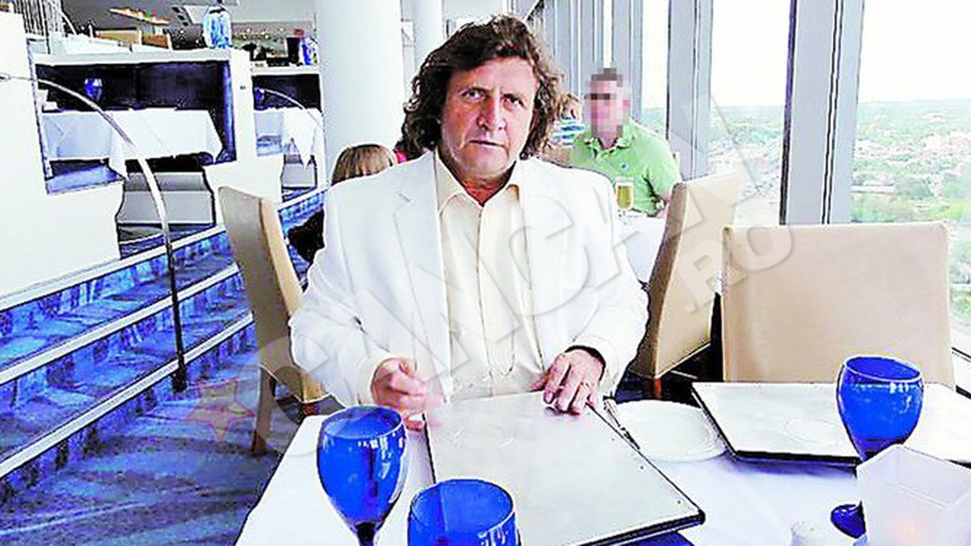 Cu asta s-a ales Livio Burton la partaj, dupa despartirea de "Regina imobiliarelor"! Visa la 50 de milioane de euro si s-a trezit cu doua canapele