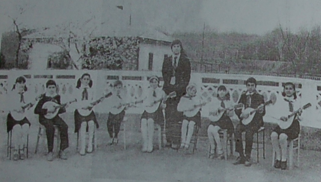 Prima formaţie de mandoline condusă de învăţător, în 1982
