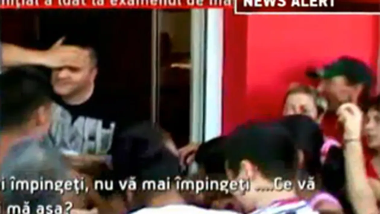 VIDEO Ce va mai place shaworma! Uite cum s-au calcat in picioare zeci de braileni pentru mancare gratis!