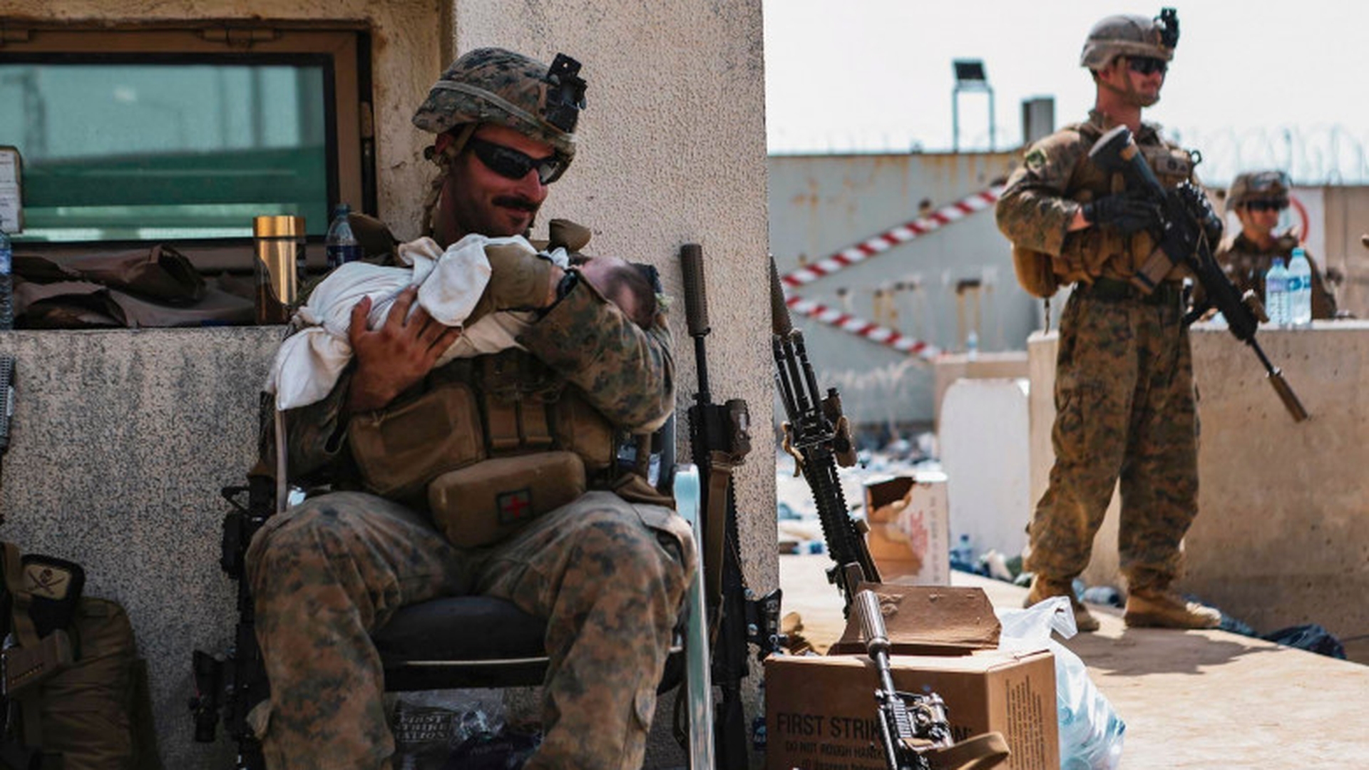 Imagini virale cu un bebeluș afgan în brațele militarilor americani. Ce s-a întâmplat cu copilul