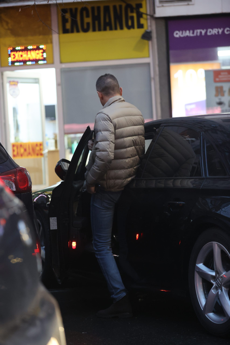Cristian Boureanu pleacă din fața casei de schimb (Foto: CANCAN.RO)