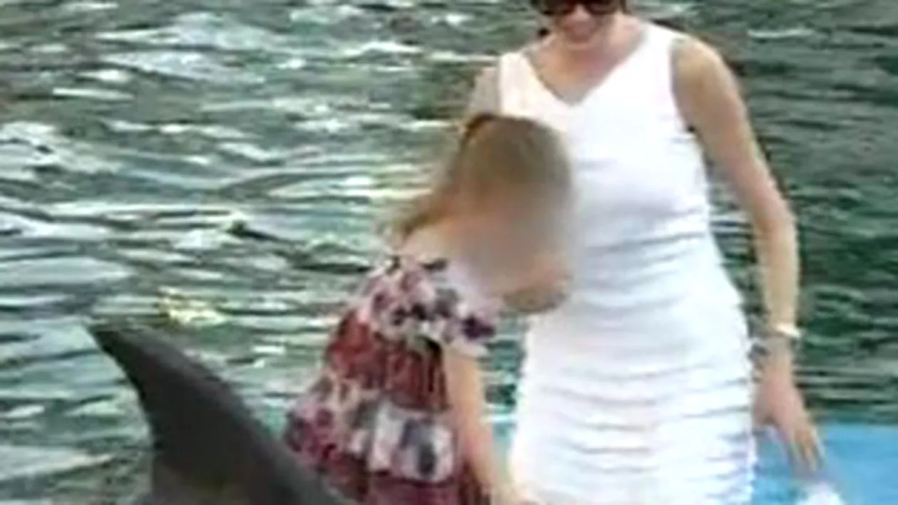 VIDEO Monica si-a distrat fiica la mare! Irinuca a mangaiat delfinii