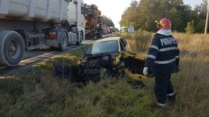 Accident în lanț produs de o șoferiță neatentă. Două mașini au ajuns în șanț, răsturnate