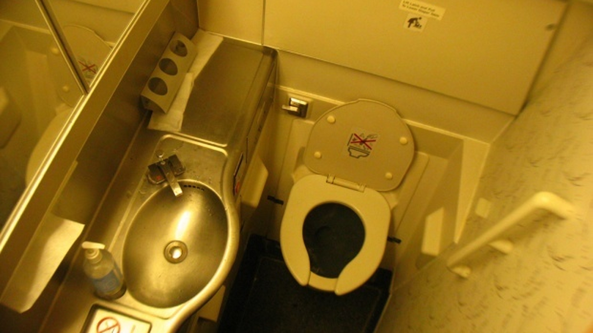 Pasager clandestin, descoperit în toaleta unui avion. Cum a ajuns acolo bărbatul e uimitor!