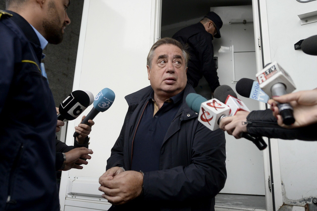 Omul de afaceri Ioan Niculae, patronul clubului Astra este adus la Directia de Investigare a Infractiunilor de Criminalitate Organizata si Terorism (DIICOT), in Bucuresti, vineri, 9 octombrie 2015.Ioan Niculae si fostul ministru al Economiei Adriean Videanu au venit, vineri, la DIICOT, fiind citati pentru a li se aduce la cunostinta mai multe documente din dosarul Romgaz - Interagro, in care sunt urmariti penal pentru mai multe fapte, printre care abuz si instigare la abuz in serviciu. OCTAV GANEA / MEDIAFAX