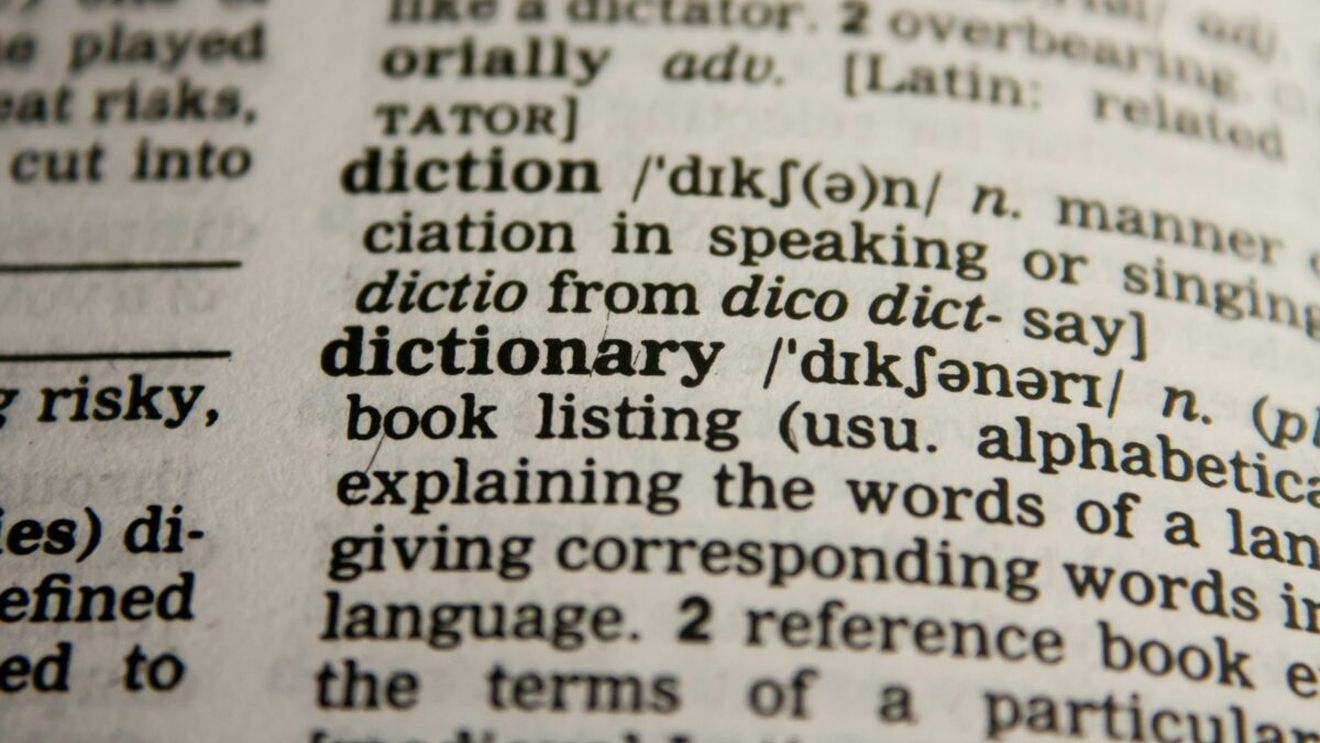 „Jestermaxxing” face ravagii online! Cum a ajuns un cuvânt absurd să devină mașină de făcut bani pe internet