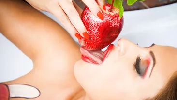 Muscatul marului nu a fost niciodata mai incitant! Nici nu banuiesti cine e vedeta care mangaie cu limba fructul interzis