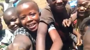 IMAGINI UNICE IN LUME! Reactia emotionanta a unui grup de copii negri cand au vazut pentru prima data un ALB!